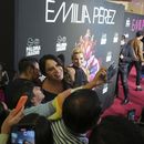 La actriz Karla Sofía Gascón interactúa con sus fans en un evento de alfombra roja para promover la película Emilia Pérez, en la Ciudad de México, el miércoles 15 de enero de 2025. (Foto AP /Eduardo Verdugo)
