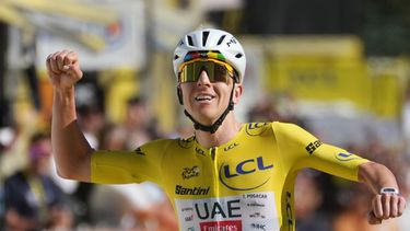 Tadej Pogacar tras ganar la 19na etpaa del Tour de Francia en el Alpe dHuez, el viernes 24 de julio de 2026. (AP Foto/Thibault Camus)