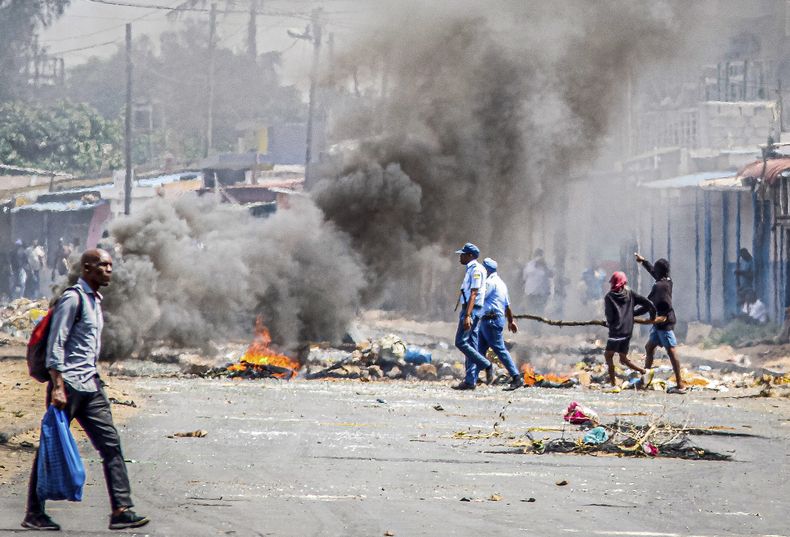 Una barricada en llamas, el martes 5 de noviembre de 2024, en Maputo, la capital de Mozambique, durante las protestas que han inundado al país después de que la oposición rechazara los resultados de las elecciones en el país, en las que el partido Frelimo prolongó sus 49 años en el poder. (AP Foto/Carlos Uqueio)
