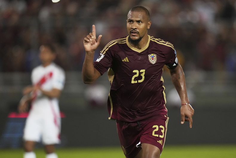 Salomón Rondón, de la selección de Venezuela, anota el primer tanto del encuentro ante Perú en las eliminatorias mundialistas, el martes 25 de marzo de 2025, en Maturín (AP Foto/Ariana Cubillos)
