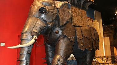 americateve | Armadura de hierro para elefante del siglo XVIII fabricada en India que se exhibe en el museo de curiosidades Times Square Odditorium de Ripley en Nueva York, en foto de archivo sin fecha. La pieza forma parte de una colecci&oacute;n especial puesta a la