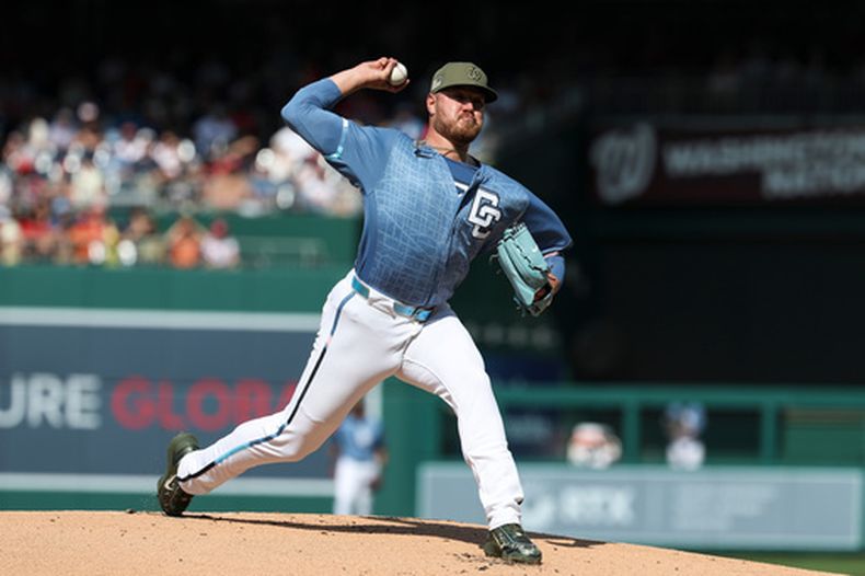 El pitcher de los Nacionales de Washington Cade Cavalli lanza en la primera entrada del juego ante los Orioles de Baltimore el sábado 16 de mayo del 2026. (AP Foto/Terrance Williams)