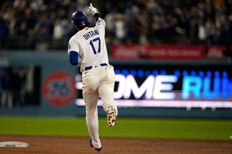 Shohei Ohtani, de los Dodgers de Los Ángeles, hace un gesto mientras dobla por la segunda base tras conectar un jonrón solitario durante la sexta entrada de un partido de béisbol contra los Rays de Tampa Bay, el martes 16 de junio de 2026, en Los Ángeles. (Foto AP/Mark J. Terrill)
