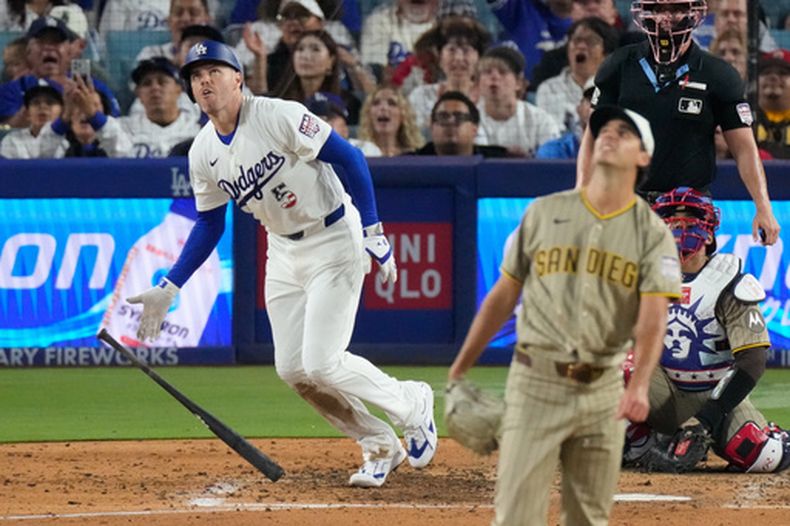 Freddie Freeman, izquierda, de los Dodgers de Los Ángeles, se encamina hacia primera después de batear un jonrón solitario mientras el lanzador de los Padres de San Diego, Kyle Hart, centro, y el receptor Luis Campusano, atrás, observan durante la sexta entrada del juego de béisbol de Grandes Ligas, el sábado 4 de julio de 2026, en Los Ángeles. (AP Foto/Mark J. Terrill)