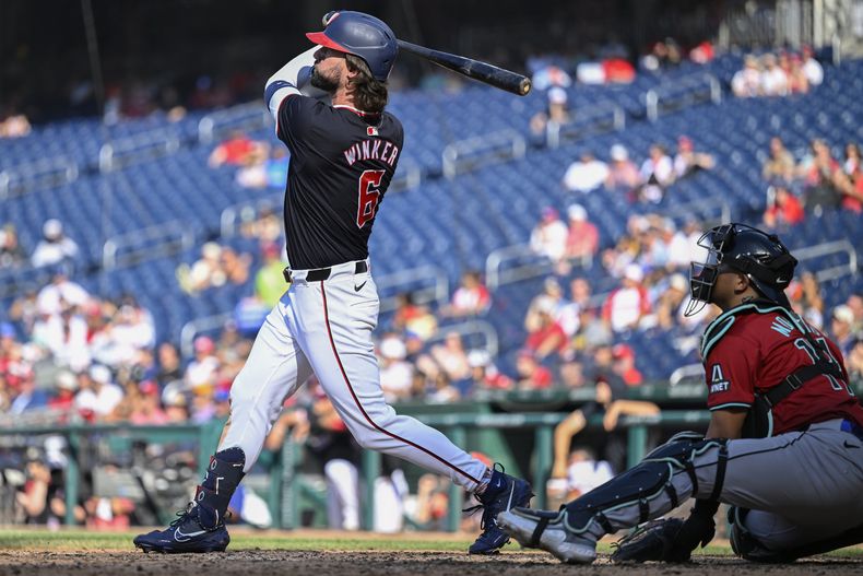 Jesse Winker, de los Nacionales de Washington, conecta un jonrón de dos carreras ante los Diamondbacks de Arizona, el miércoles 19 de junio de 2024 (AP Foto/John McDonnell)