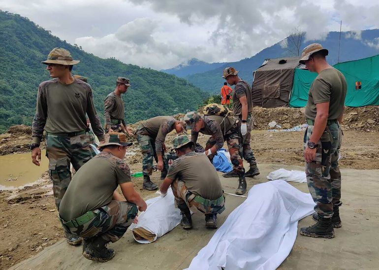 Recuperan 26 cadáveres tras alud en noreste de India