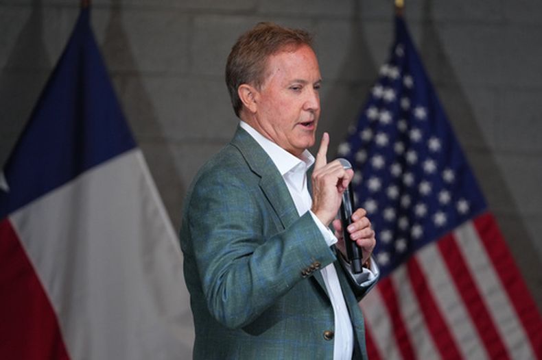 El fiscal general de Texas, Ken Paxton, candidato republicano al Senado de Estados Unidos, habla con simpatizantes en su campaña para la segunda vuelta en la elección primaria, el lunes 18 de mayo de 2026, en Dallas. (AP Foto/Julio Cortez)