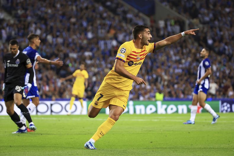 Ferran Torres celebra tras anotar el gol del Barcelona en la victoria 1-0 ante el Porto en el partido del Grupo H de la Liga de Campeones, el miércoles 4 de octubre de 2023. (AP Foto/Luis Vieira)