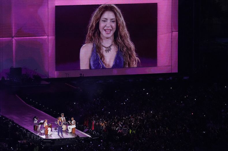 La estrella del pop colombiana Shakira ofrece un concierto gratuito en el Zócalo de la Ciudad de México, el domingo 1 de marzo de 2026. (Foto AP/Marco Ugarte)