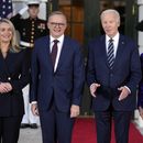 El presidente Joe Biden y la primera dama Jill Biden, con el primer ministro australiano Anthony Albanese y su acompañante Jodie Haydon, en la Casa Blanca en Washington, el 24 de octubre de 2023. (Foto AP/Manuel Balce Ceneta)