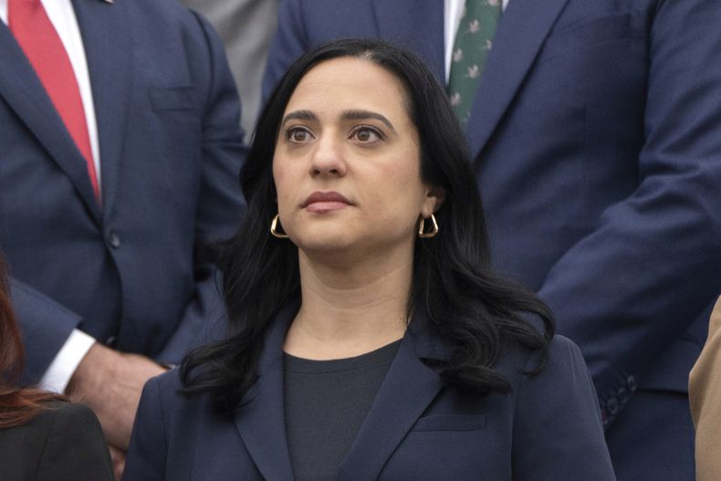 ARCHIVO - La representante electa Yassamin Ansari, demócrata por Arizona, posa junto a los nuevos miembros de la Cámara de Representantes reunidos para una foto en las escaleras del Capitolio, en Washington, el 15 de noviembre de 2024. (AP Foto/Mark Schiefelbein, Archivo)