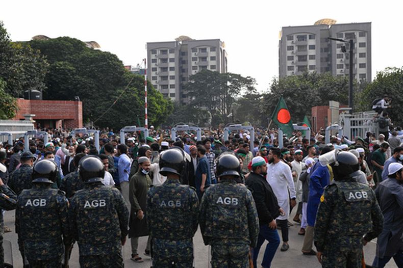 Fuerzas de seguridad cerca del parlamento en Daca, Bangladesh, el 20 de diciembre del 2025, previo a los rezos fúnebres por el activista Sharif Osman Hadi, quien murió en un ataque en Daca. (AP foto/Mahmud Hossain Opu)