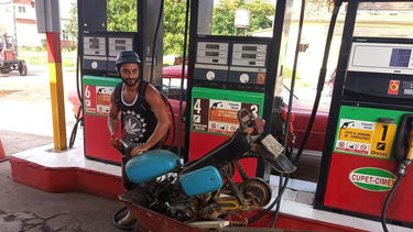 crisis de gasolina en cuba: joven transporta su moto en carretilla para llegar a la gasolinera
