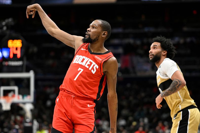 Kevin Durant (7) de los Rockets de Houston al encestar un triple ante los Wizards de Washington, el lunes 2 de marzo de 2026, en Washington. (AP Foto/John McDonnell)