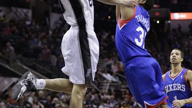 americateve | Manu Gin&oacute;bili (20) de los Spurs de San Antonio dispara sobre Hollis Thompson (31) de los 76ers de Filadelfia el lunes 24 de marzo de 2014. (AP Foto/Eric Gay)