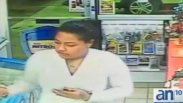 americateve | La sospechosa actuó con una rapidez increíble, veló a su víctima, aprovechó un descuido de esta y en pocos segundos logro robarle miles de dólares.