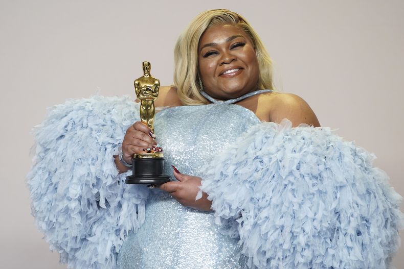 DaVine Joy Randolph posa en la sala de prensa con el premio a mejor actriz de reparto por su papel en The Holdovers en los Oscar el domingo 10 de marzo de 2024, en el Teatro Dolby en Los Ángeles. (Foto Jordan Strauss/Invision/AP)