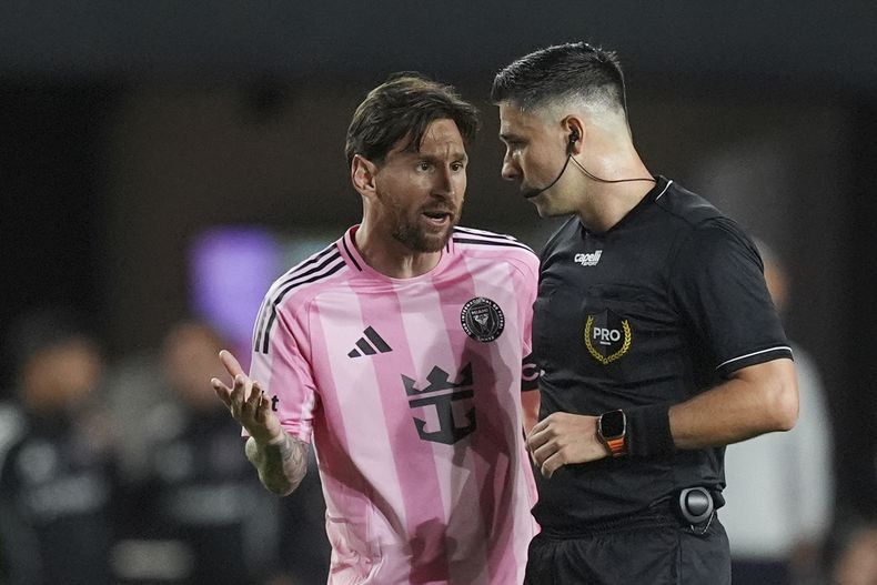 El argentino Lionel Messi, delantero del Inter Miami, habla con el árbitro durante el partido del sábado 22 de febrero de 2025, ante New York City FC, en Fort Lauderdale, Florida (AP Foto/Rebecca Blackwell)