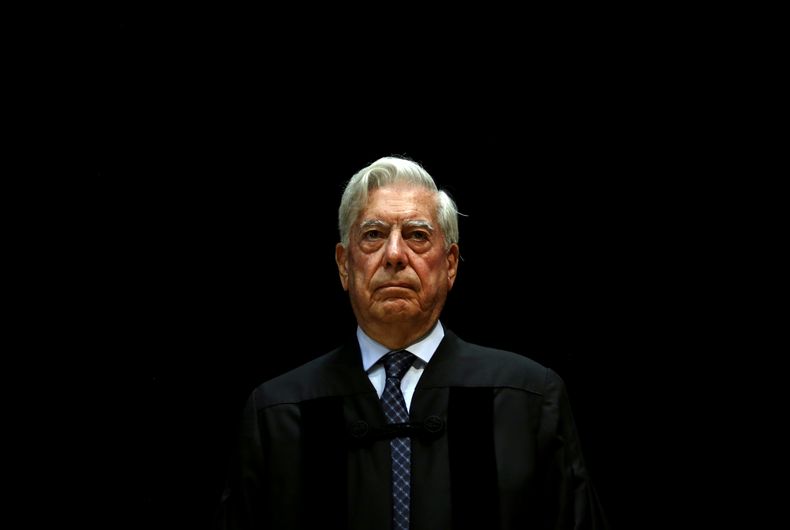 ARCHIVO - El Premio Nobel de Literatura peruano Mario Vargas Llosa asiste a la ceremonia donde le fue otorgado un título honoris causa por la Universidad Nova de Lisboa, en Lisboa, Portugal, el 22 de julio de 2014. (AP Foto/Francisco Seco, Archivo)