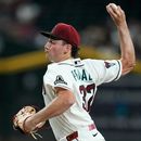 El lanzador abridor de los Diamondbacks de Arizona, Brandon Pfaadt, lanza contra los Padres de San Diego durante la primera entrada de un partido de béisbol, el lunes 3 de agosto de 2026, en Phoenix. (Foto AP/Ross D. Franklin)