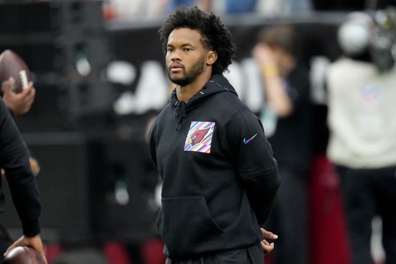 Kyler Murray, quarterback de los Cardinals de Arizona, observa los ejercicios de calentamiento previos al partido de la NFL en contra de los Bengals de Cincinnati, el domingo 8 de octubre de 2023, en Glendale, Arizona. (AP Foto/Ross D. Franklin)