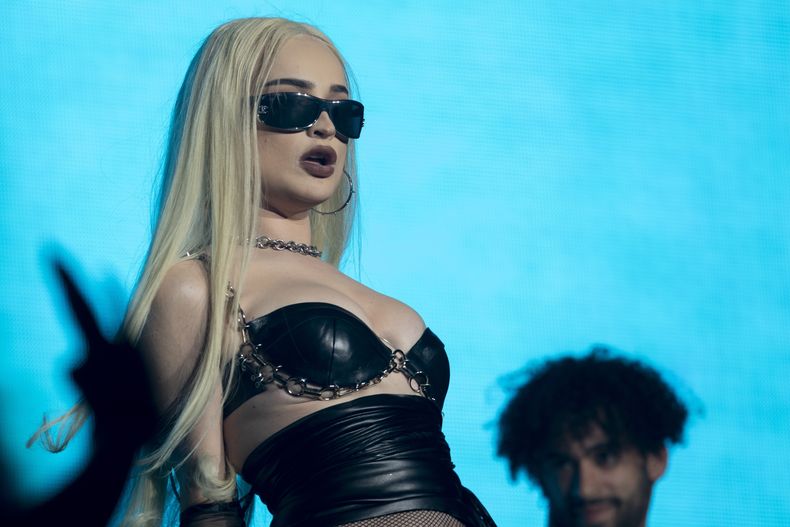 Kim Petras durante su concierto en el festival Corona Capital en la Ciudad de México, el sábado 18 de noviembre de 2023. (Foto AP/Alejandro Godinez)