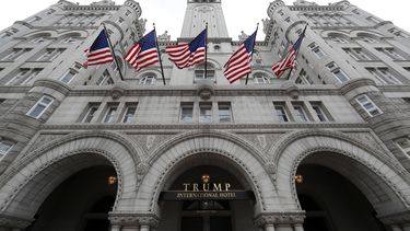 Reportes: Trump vende hotel en Washington a grupo inversor