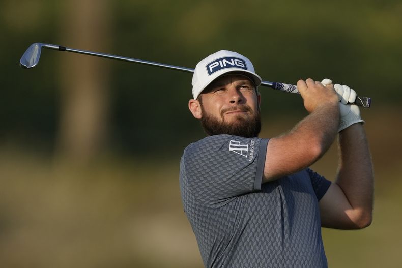 El inglés Tyrrell Hatton realiza su segundo golpe hacia el hoyo 14 en la primera ronda del torneo de Dubái, el jueves 18 de enero de 2024 (AP Foto/Kamran Jebreili)