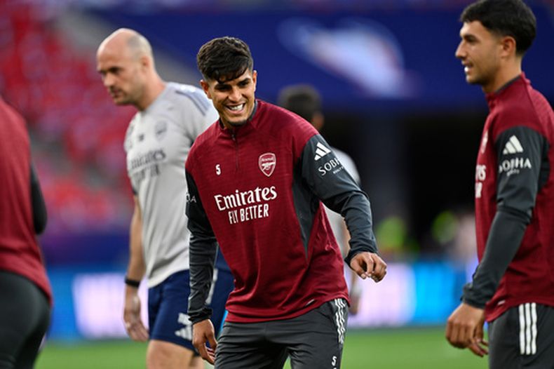 Piero Hincapié, del Arsenal, calienta durante una sesión de entrenamiento previa a la Final de la Liga de Campeones entre Paris Saint-Germain y Arsenal, el viernes 29 de mayo de 2026, en Budapest, Hungría. (AP Foto/Denes Erdos)