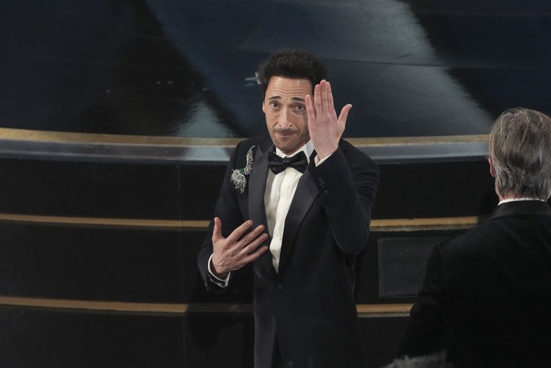 Adrien Brody al ganar el Oscar a mejor actor por su papel en The Brutalist, en el Teatro Dolby de Los Angeles, el 2 de marzo de 2025. (AP Foto/Chris Pizzello)