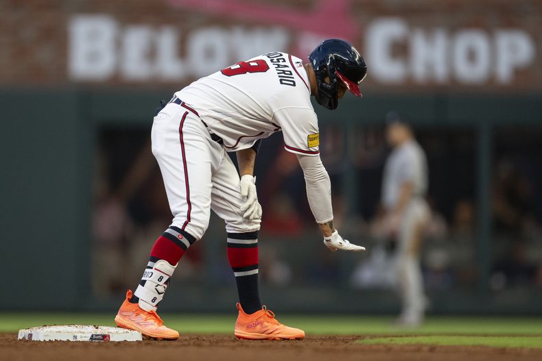 Eddie Rosario de los Bravos de Atlanta reacciona luego de conectar un doble en el juego ante los Yanquis de Nueva York, en Atlanta. Lunes 14 de agosto de 2023. (AP Foto/Hakim Wright Sr.)