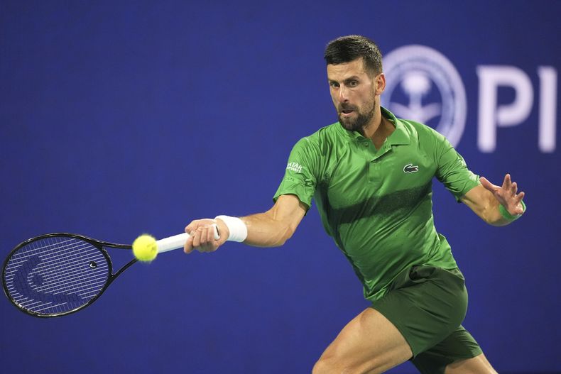 El serbio Novak Djokovic disputa un punto ante el checo Jakub Mensik en la final del Masters de miami el domingo 30 de marzo del 2025. (AP Foto/Rebecca Blackwell)