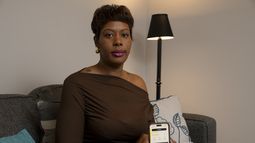 Anna Branch posa para un retrato el viernes 29 de marzo de 2024, en Chattanooga, Tennessee. Branch ha estado pagando para tener acceso a su salario antes del día de pago, valiéndose de apps como EarnIn, Empower y Dave. (AP Doto/George Walker IV)