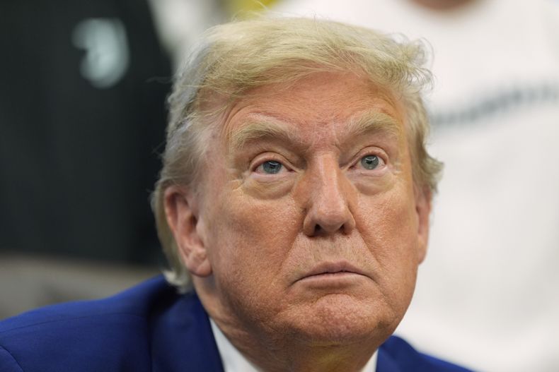El presidente Donald Trump habla con reporteros en la Oficina Oval en la Casa Blanca en Washington el 18 de junio del 2025. (AP foto/Alex Brandon)