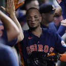 El puertorriqueño de los Astros de Houston Martin Maldonado es felicitado por sus compañeros en el dugout tras pegar un jonrón en la octava entrada ante los Marineros de Seattle el sábado 8 de julio del 2023. (AP Foto/Kevin M. Cox)