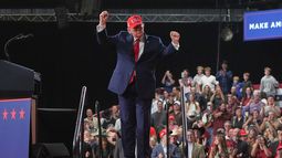 El presidente Donald Trump baila en un acto de campaña en el Majestic Valley Arena, el miércoles 14 de octubre de 2026, en Kalispell, Montana. (Foto AP/Alex Brandon)