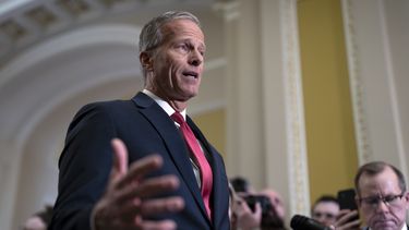 El líder de la mayoría del Senado, John Thune, republicano de Dakota del Sur, habla con los periodistas después de reunirse con el vicepresidente JD Vance y otros republicanos para discutir la agenda del presidente Donald Trump en un almuerzo, en el Capitolio en Washington, miércoles 19 de febrero de 2025. (AP foto/J. Scott Applewhite)