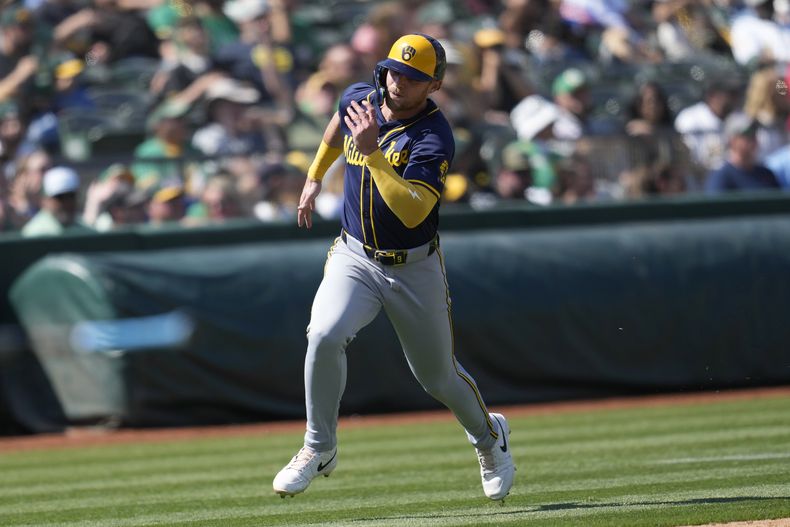 Jake Bauers, de los Cerveceros de Milwaukee, corre para anotar en el juego del sábado 24 de agosto de 2024, ante los Atléticos de Oakland (AP foto/Jeff Chiu)