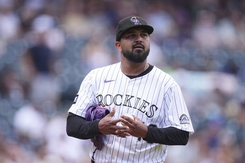 El lanzador abridor de los Rockies de Colorado, Germán Márquez, reacciona después de permitir un sencillo a Kody Clemens de los Mellizos de Minnesota para llenar las bases en la primera entrada de un partido de béisbol el domingo 20 de julio de 2025, en Denver. (AP Photo/David Zalubowski)