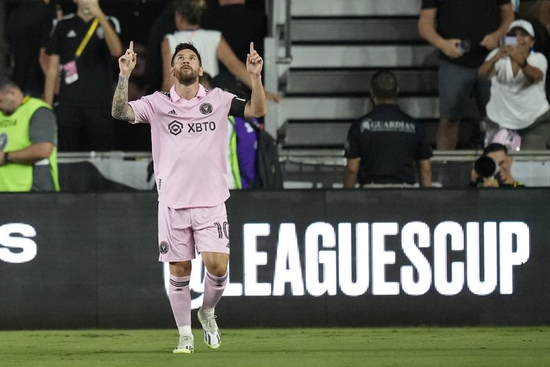 El argentino Lionel Messi, del Inter Miami, festeja tras anotar ante el Orlando City en el partido del miércoles 2 de agosto de 2023, en Fort Lauderdale, Florida (AP Foto/Rebecca Blackwell)