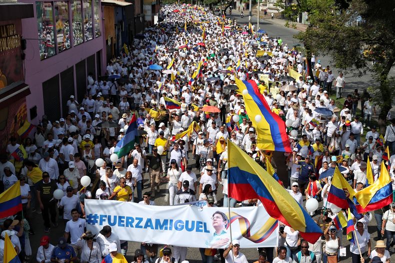 Una multitud marcha para condenar el intento de asesinato del senador opositor Miguel Uribe Turbay, quien resultó herido, el domingo 15 de junio de 2025 en Cali, Colombia. (AP Foto/Santiago Saldarriaga)