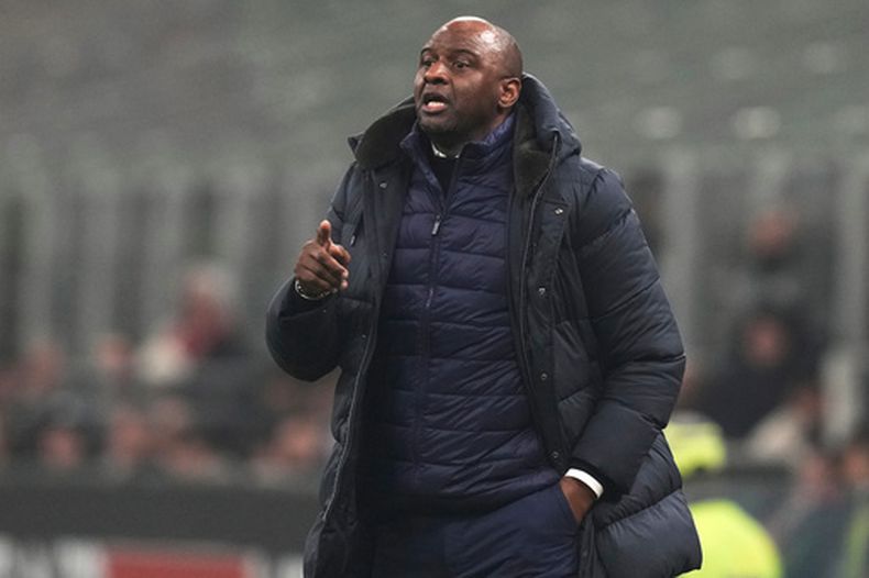 ARCHIVO - Foto del 15 de diciembre del 2024, el entrenador del Genoa Patrick Vieira durante un encuentro de la Serie A ante el AC Milan. (AP Foto/Antonio Calanni, File)