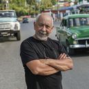 El escritor cubano Leonardo Padura posa para un retrato en la calle en La Habana, Cuba, el miércoles 10 de abril de 2024. (AP Foto/Ramón Espinosa)