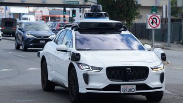 Un vehículo de Waymo transita por San Bruno, California, el 30 de septiembre de 2025. (Foto AP/Jeff Chiu, Archivo)
