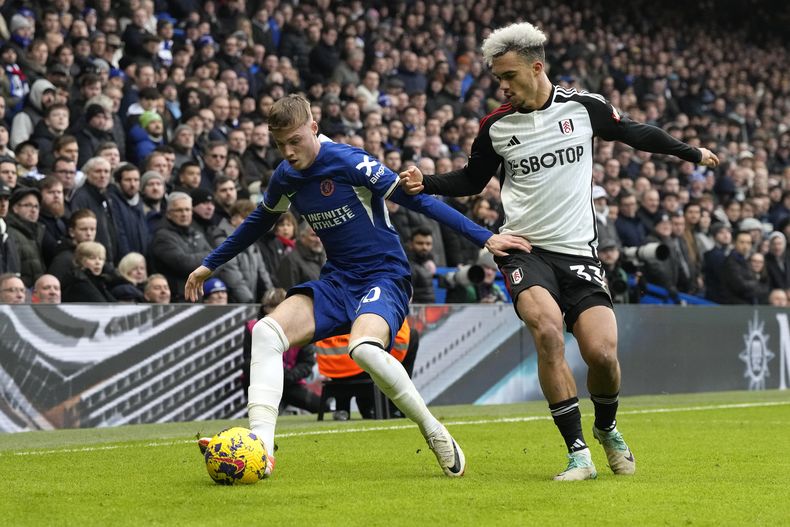 Cole Palmer del Chelsea pelea por el balón con Antonee Robinson del Fulham en el encuentro de la Liga Premier en Stamford Bridge el sábado 13 de enero del 2024. (AP Foto/Frank Augstein)