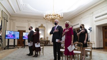Biden denuncia extremismo político en desayuno de oración