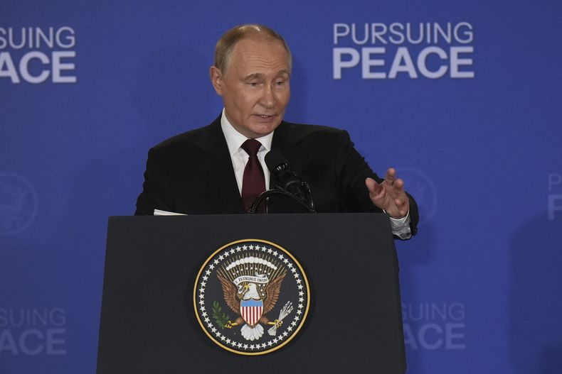 El presidente ruso Vladímir Putin habla durante una conferencia de prensa con el mandatario estadounidense Donald Trump en la Base Conjunta Elmendorf-Richardson, el viernes 15 de agosto de 2025, en Alaska. (AP Foto/Jae C. Hong)