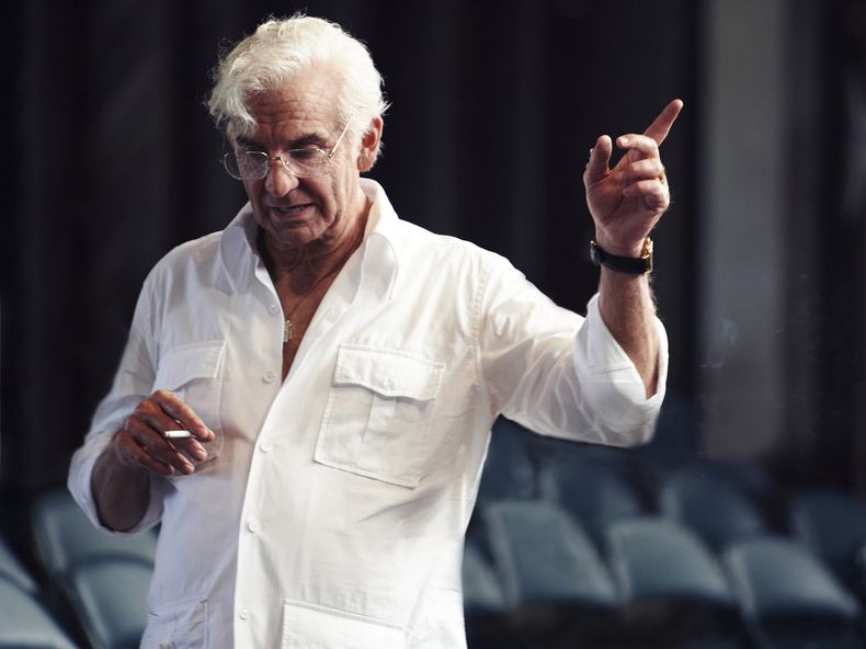 En esta imagen proporcionada por Netflix el actor y director Bradley Cooper como Leonard Bernstein en una escena de Maestro. (Jason McDonald/Netflix vía AP)