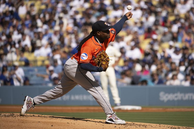 El lanzador abridor de los Astros de Houston, Framber Valdez, lanza durante la primera entrada de un partido de béisbol contra los Dodgers de Los Ángeles en Los Ángeles, el sábado 5 de julio de 2025. (AP Photo/Kyusung Gong)