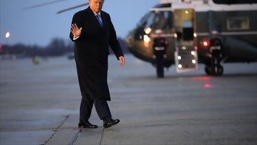 El presidente estadounidense Donald Trump saluda antes de abordar un helicóptero en la Base Conjunta Andrews, el viernes 31 de enero de 2025, en Maryland. (AP Foto/Ben Curtis)